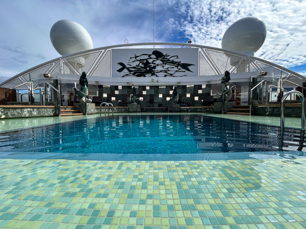 Piscina principal do MSC Yacht Club