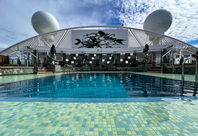 Piscina principal do MSC Yacht Club e1708540576102 MSC Yacht Club: tudo o que você precisa saber sobre o cruzeiro de luxo da MSC no Brasil; fotos