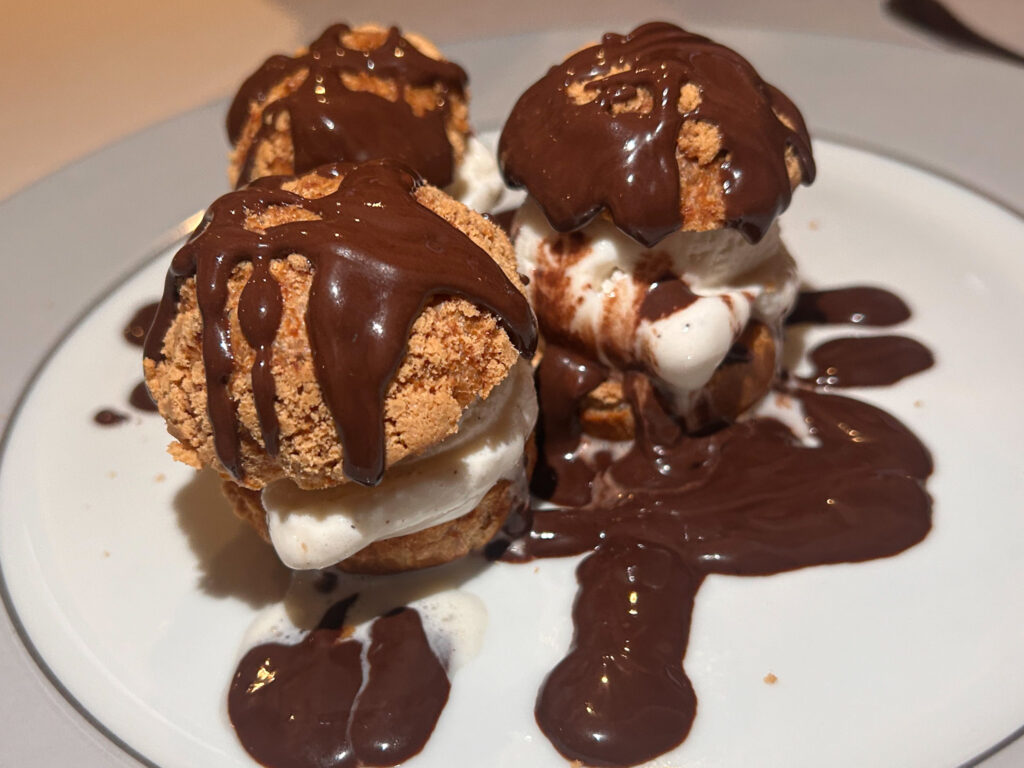 Profiteroles com sorvete de creme