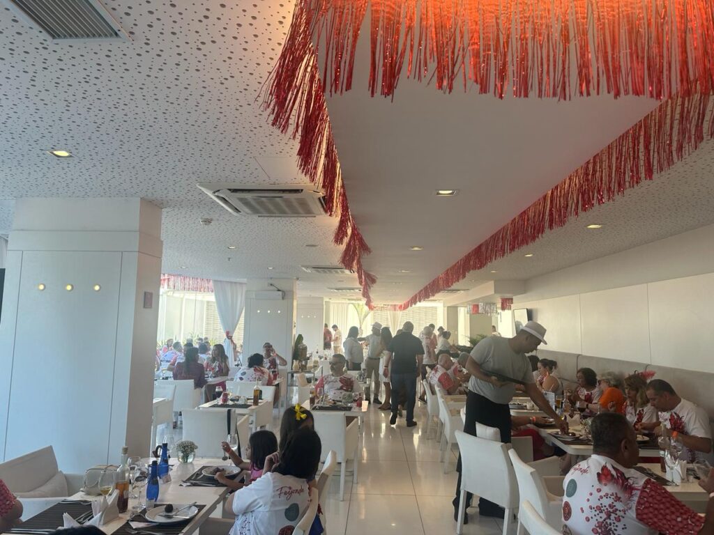 Restaurante lotado entre hóspedes, visitantes e trade carioca