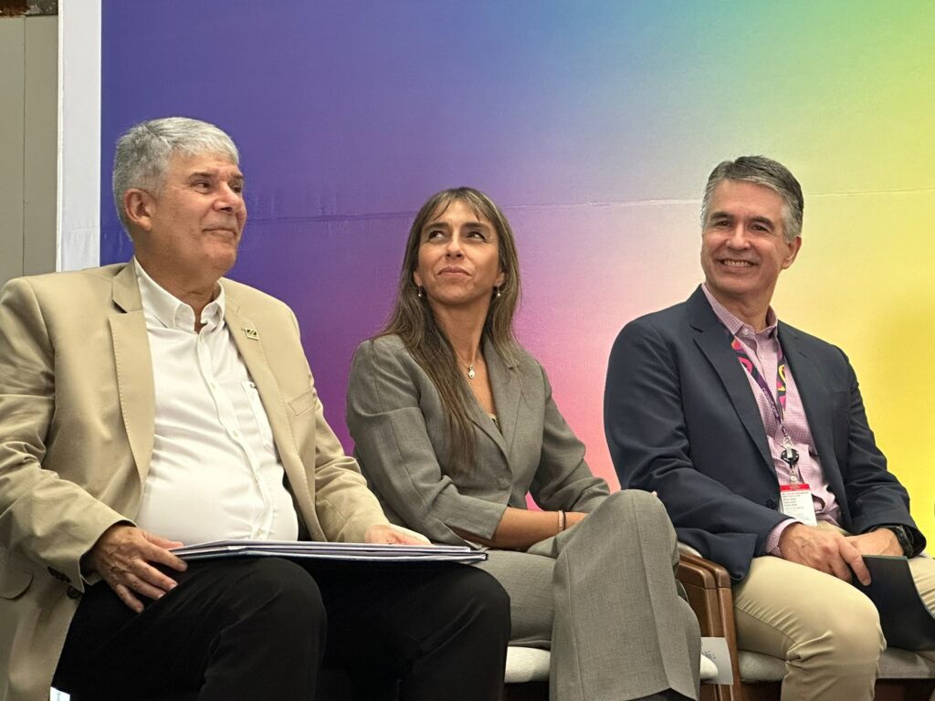 Rogério Amado Barzellay, presidente da Infraero, Carmen Gloria Serrat, diretora Comercial da SKY Airline, e Alexandre Monteiro, presidente da RioGaleão