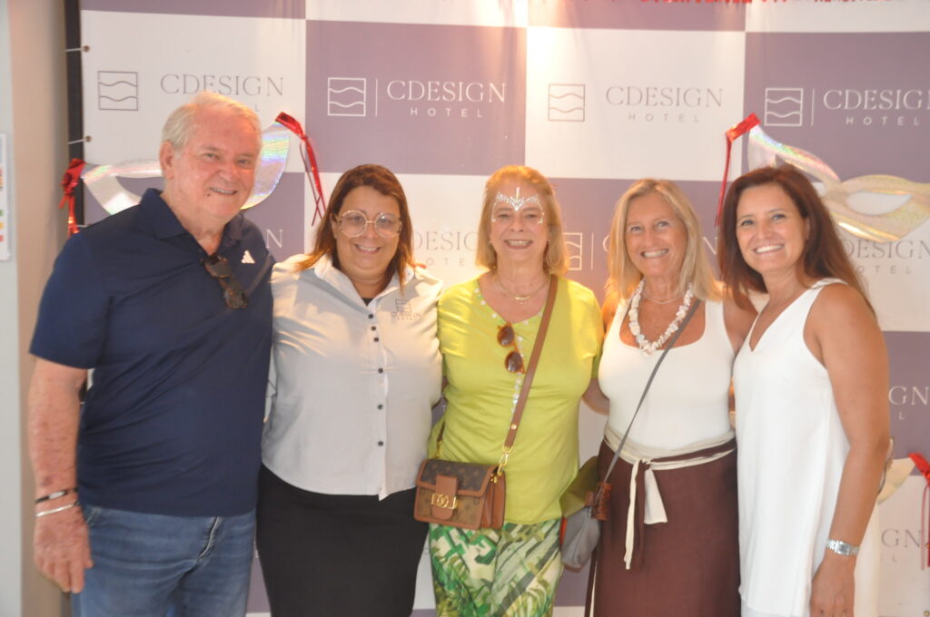 CDesign reúne mais de 150 pessoas em feijoada de Carnaval 1 Roy Taylor do ME Michele Leite do CDesign Adriana Homem de Carvalho da Fecomercio RJ Rosa Masgrau do ME e Marilia Costa do CDesign CDesign reúne mais de 150 pessoas em feijoada de Carnaval