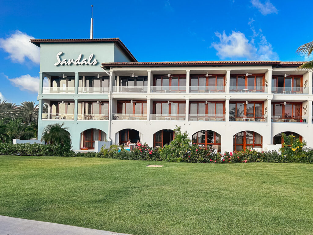 Torre de acomodação do Sandals Curaçao