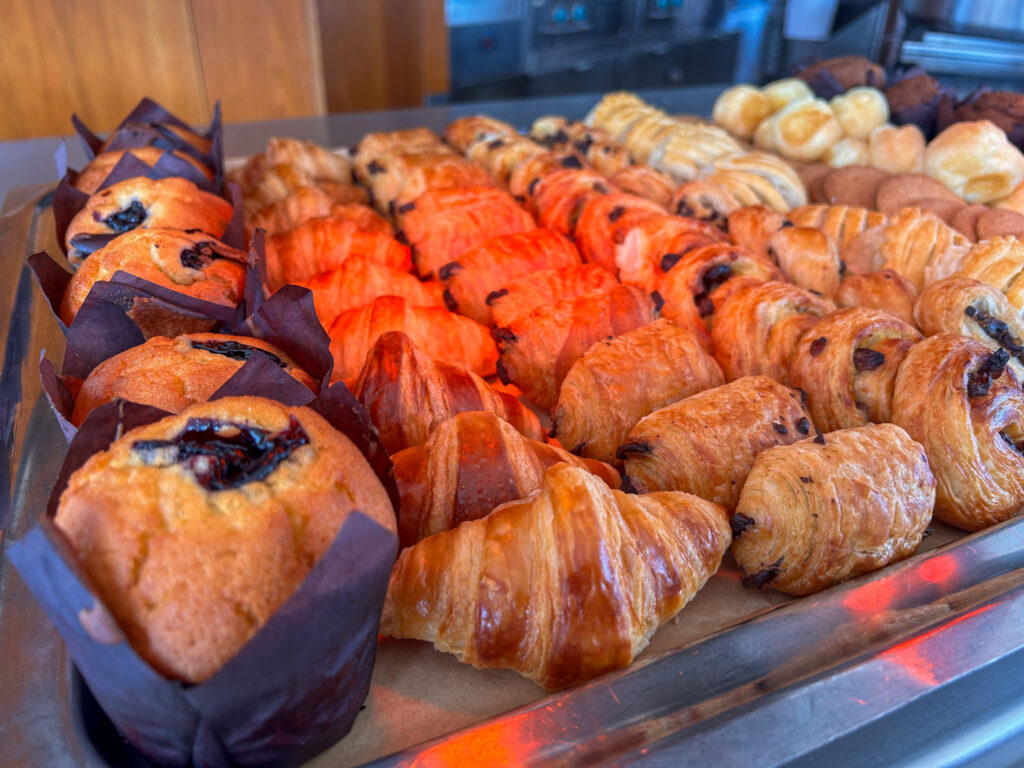 Seleção de pães no buffet do MSC Yacht Club