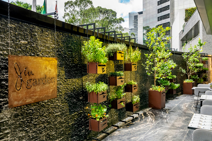 JW Marriott Hotel lança espaço sensorial para estreitar laços com a natureza 2 “O compromisso do JW Marriott em trazer a natureza para dentro de seus hotéis é evidente em cada detalhe. Cada elemento do JW Garden foi idealizado para proporcionar ao hóspede uma experiência sensorial única ao longo de sua estada, inspirando-os a serem conscientes e presentes. A proposta inclui pratos preparados com ingredientes frescos, bem como coquetéis exclusivos e tratamentos de Spa personalizados”, conta Moacyr Luti, Diretor de Vendas & Marketing do JW Marriott Hotel São Paulo (Divulgação)