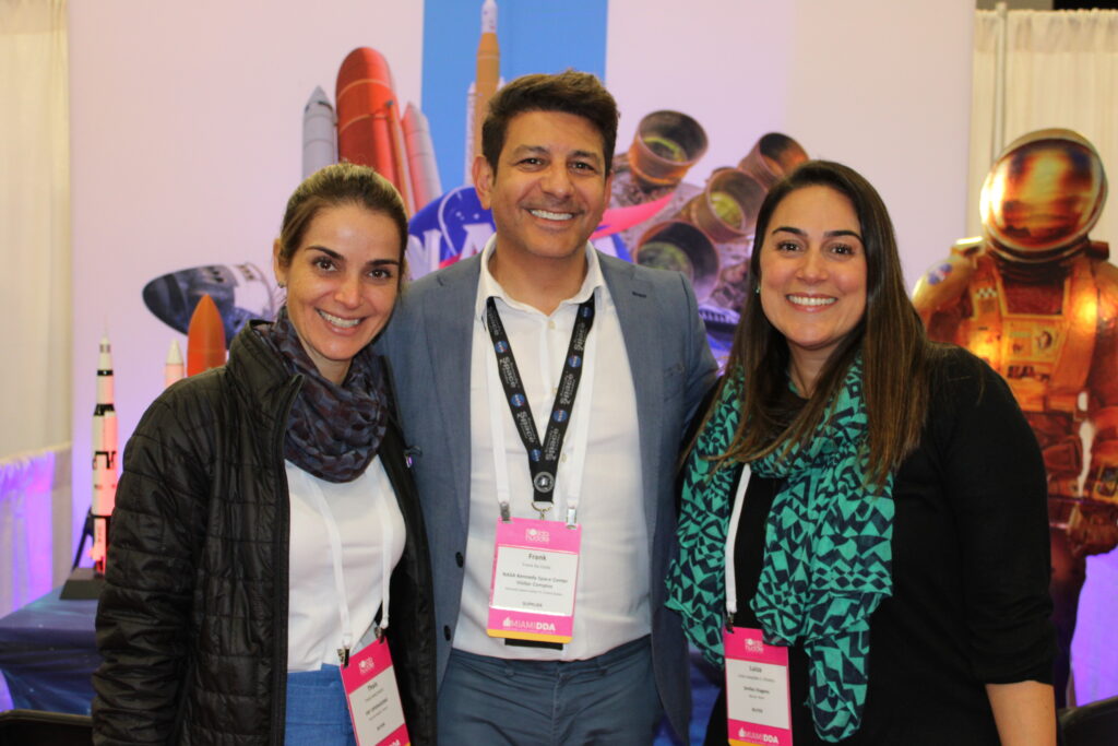 Thais Machado, da FRT, Frank da Costa, do Kennedy Space Center, e Luiza Leopoldo, da Smiles Viagens