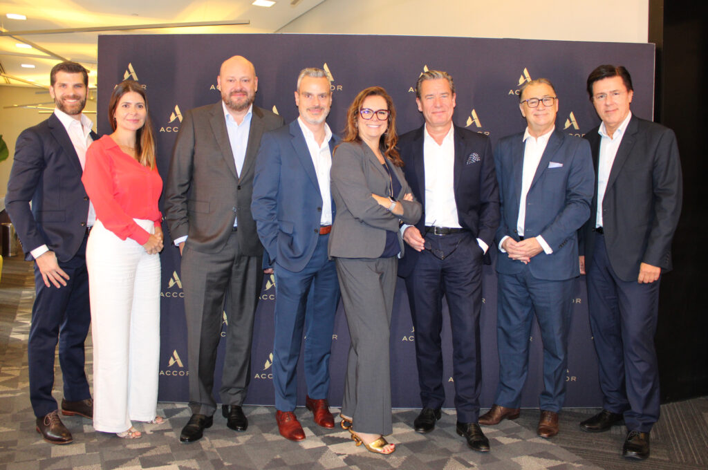 Thomas Dubaere CEO da Accor para Americas com executivos lideres Accor chega a 820 mil quartos, fatura 5 bilhões de euros e cresce 23% em RevPar em 2023