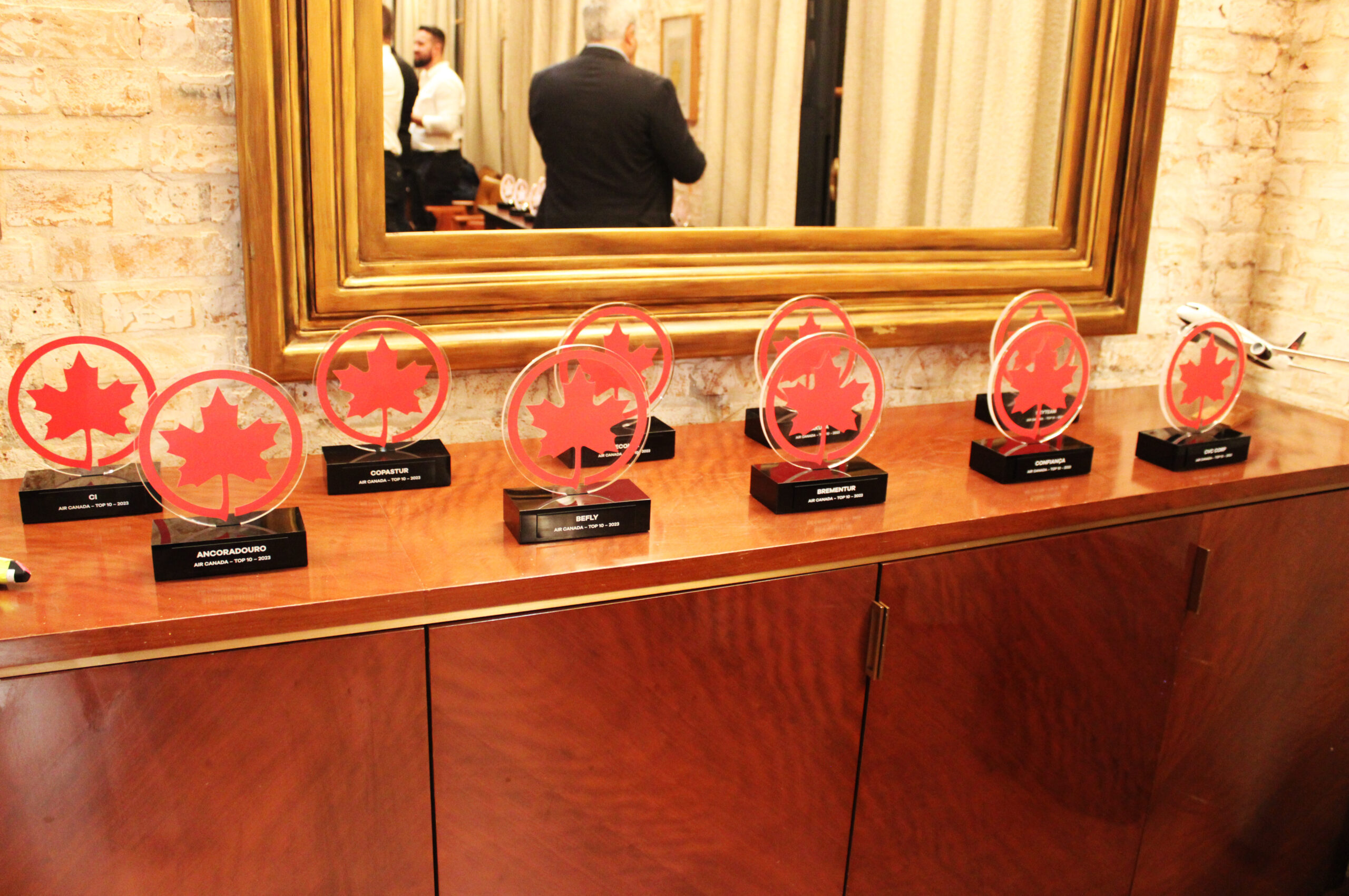 Troféus para os principais parceiros da Air Canada em 2023 Troféus para os principais parceiros da Air Canada em 2023