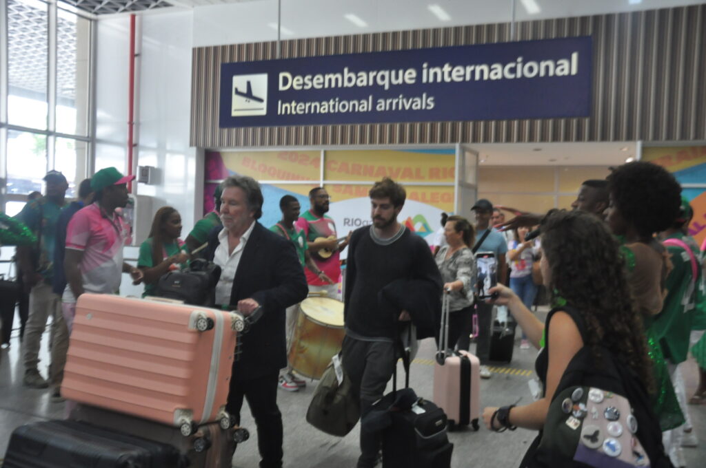 Turistas chilenos tiveram recepção especial com bateria da Mangueira