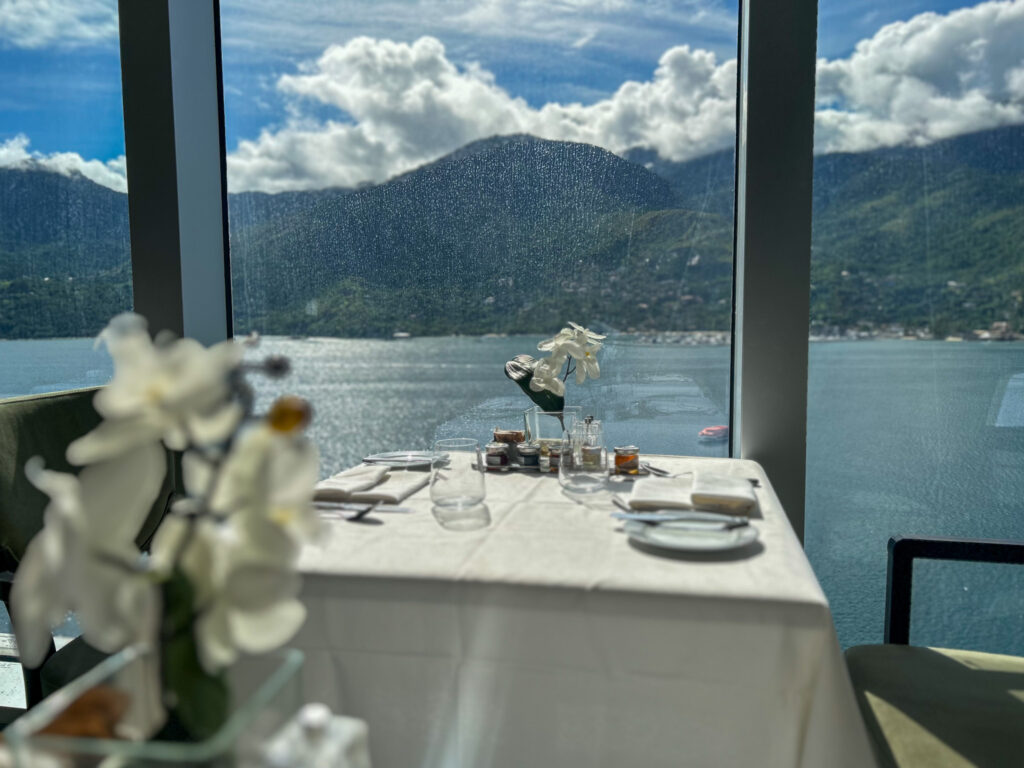 Uma das opções dos cruzeiristas é fazer as refeições com vista para o mar no restaurante do MSC Yacht Club