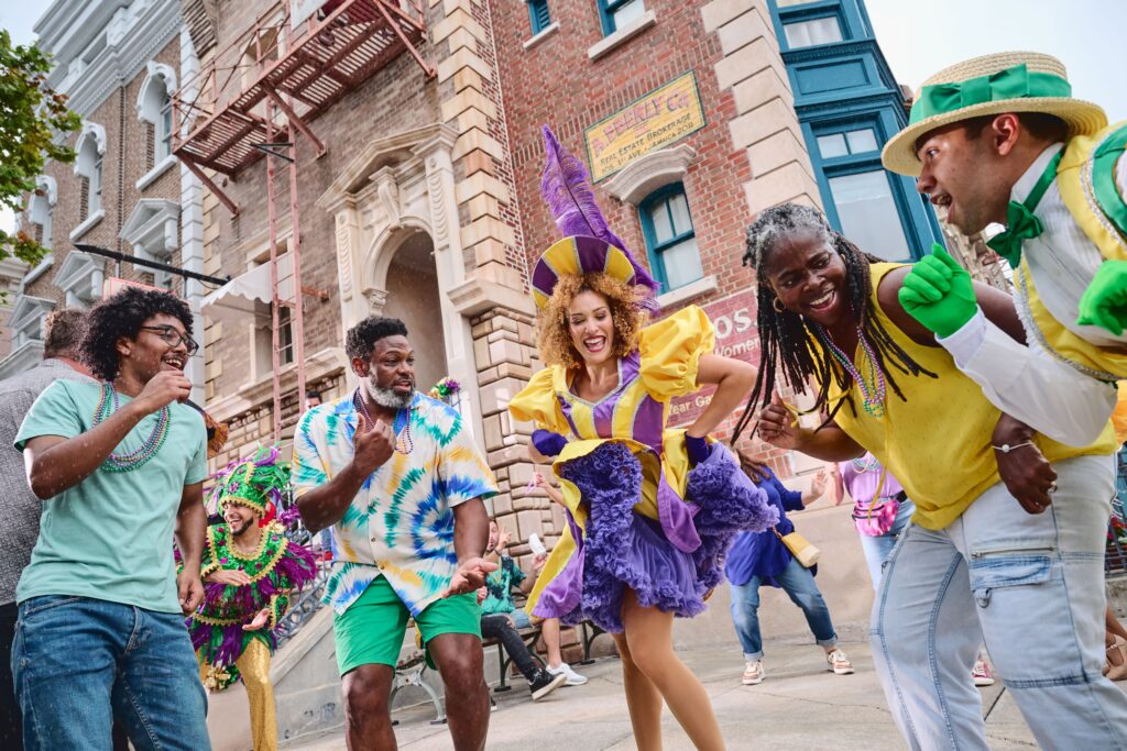 Universal Mardi Gras International Flavors of Carnaval Kicks Off This Weekend Universal Mardi Gras começa neste sábado (3) com desfiles, shows ao vivo e guloseimas