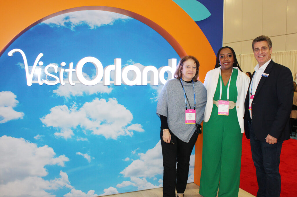 Vilmara Souza, da Agaxtur, com Elaine Blayzs e Patrick Yvars, do Visit Orlando