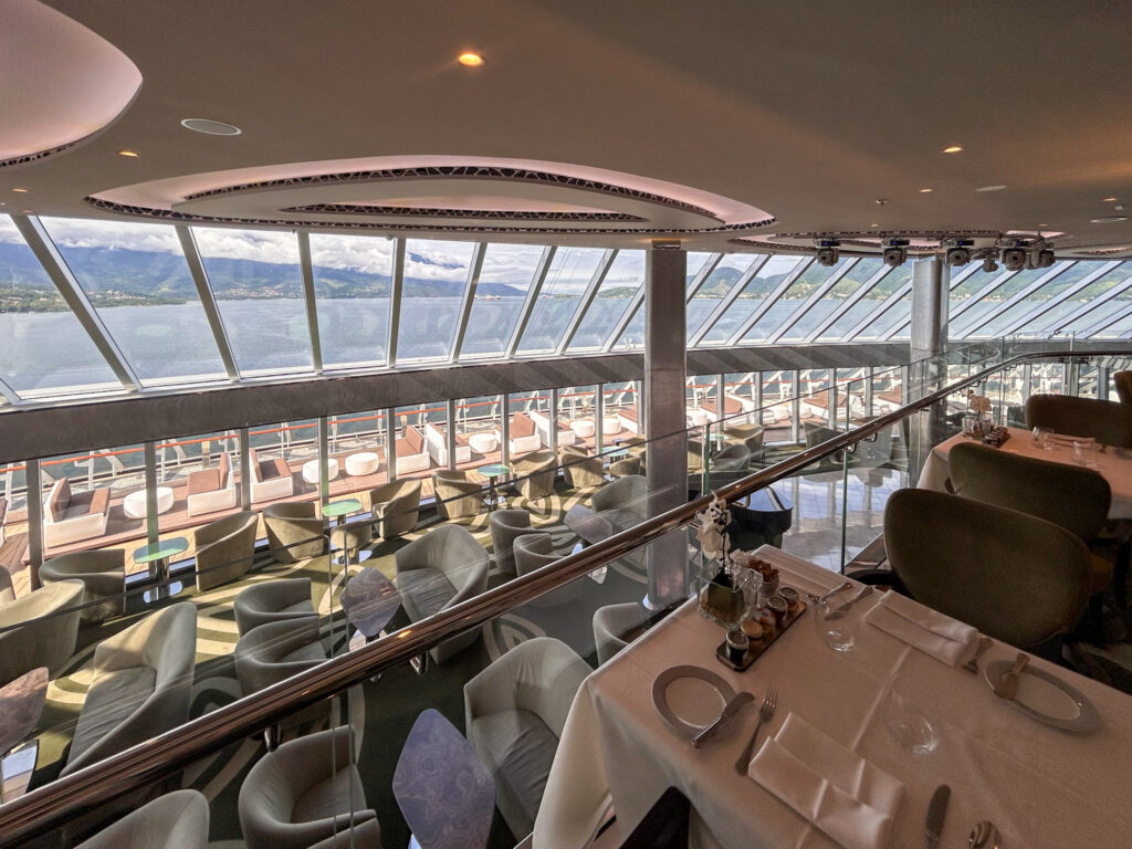 Vista do restaurante para o lounge dentro do MSC Yacht Club