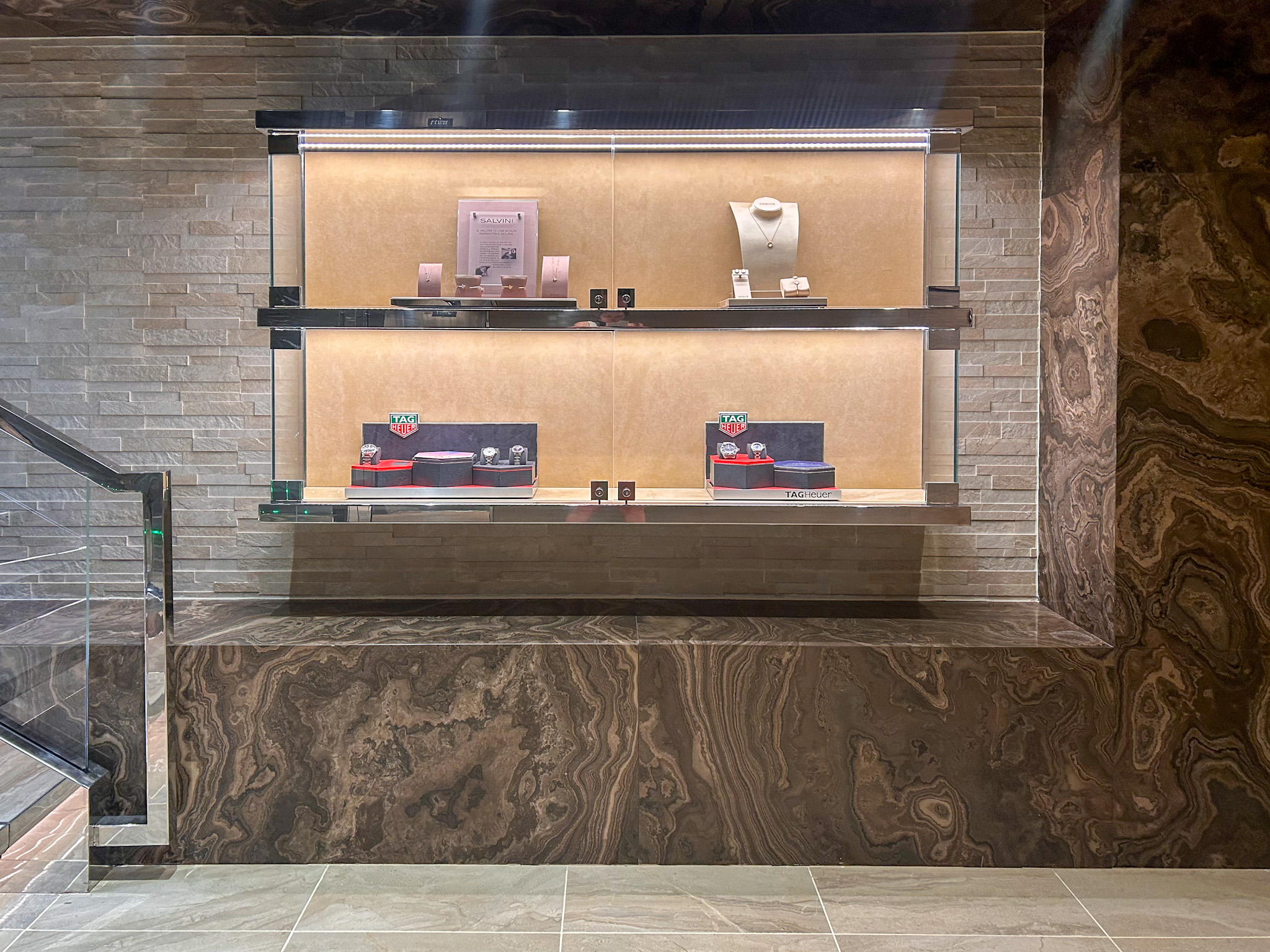 Vitrine com ratinhos de luxo no MSC Yacht Club Vitrine com ratinhos de luxo no MSC Yacht Club