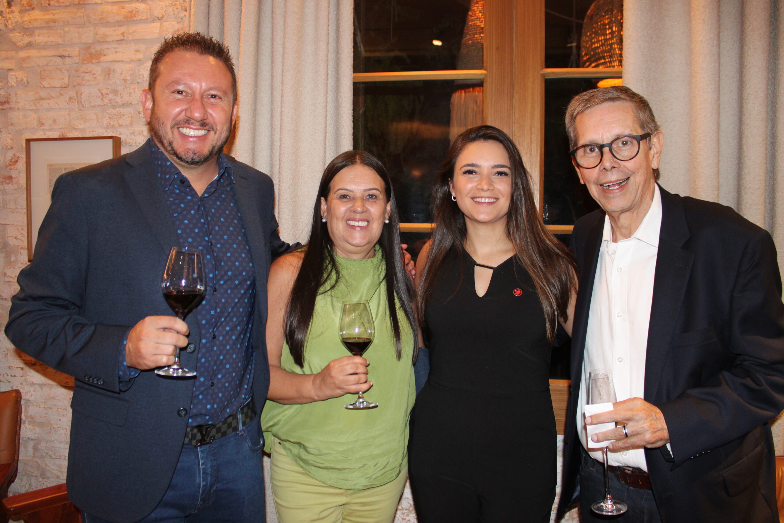 Wagner Chaves, Vivi Siqueira e Cassio Oliveira, da Sakura, com Lohana de Pietro, da Air Canada Wagner Chaves, Vivi Siqueira e Cassio Oliveira, da Sakura, com Lohana de Pietro, da Air Canada