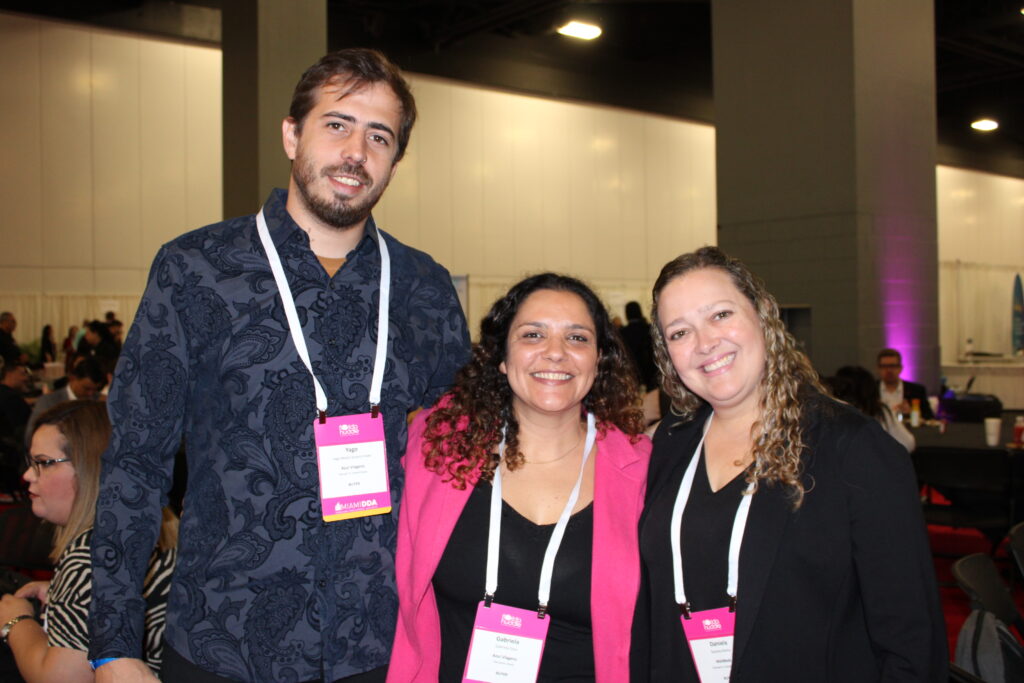 Yago Masid e Gabriela Doss, da Azul Viagens, com Daniela Penha, da WebBeds