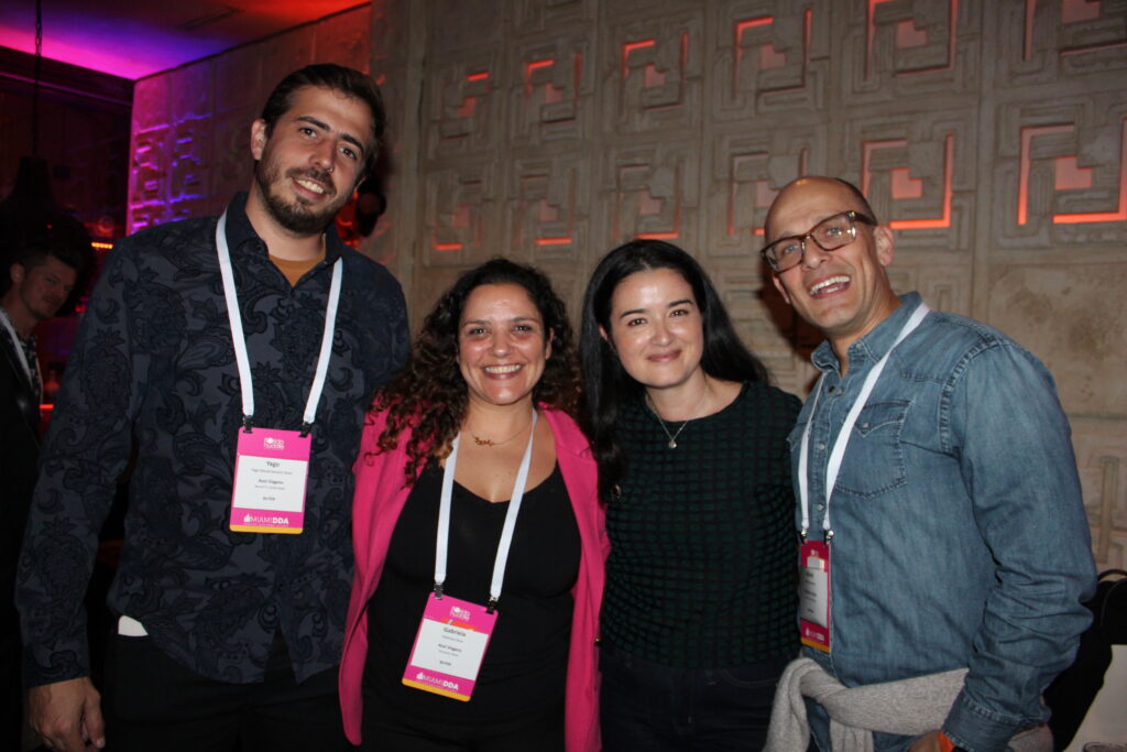 Yago Masid e Gabriella Doss, da Azul Viagens, com Ana Bastos, do Get Your Guide, e Gabriel Martinez, do Brightline