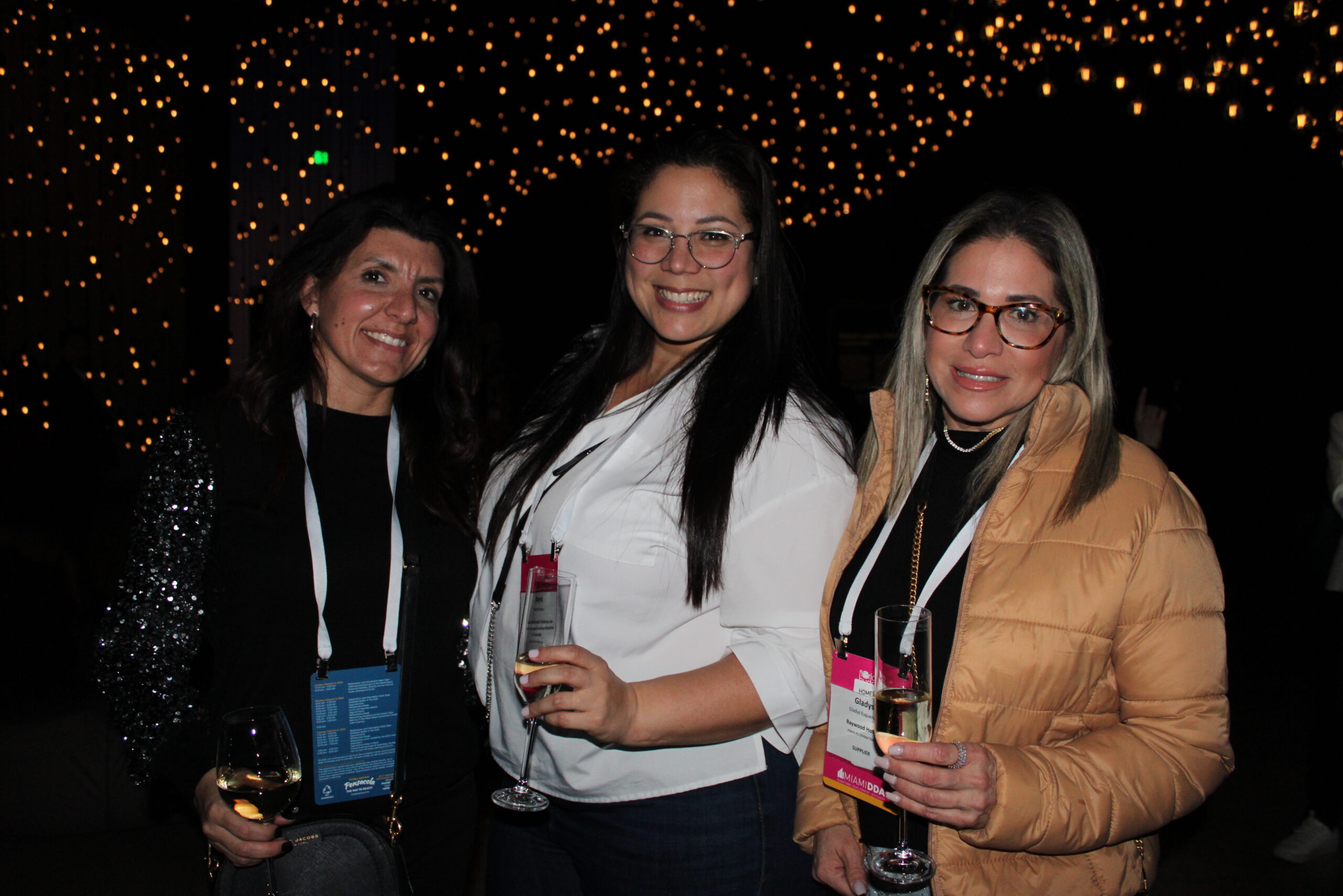 Yara Mendes e Nayed Sarcos, do Aventura Mall, com Gladys Esquenazi, do Baywood Hotels Yara Mendes e Nayed Sarcos, do Aventura Mall, com Gladys Esquenazi, do Baywood Hotels