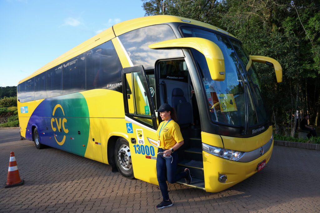 Ônibus da CVC trouxeram os convidados para a festa de abertura