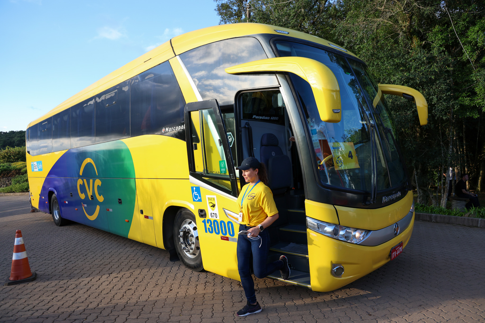 Ônibus da CVC trouxeram os convidados para a festa de abertura