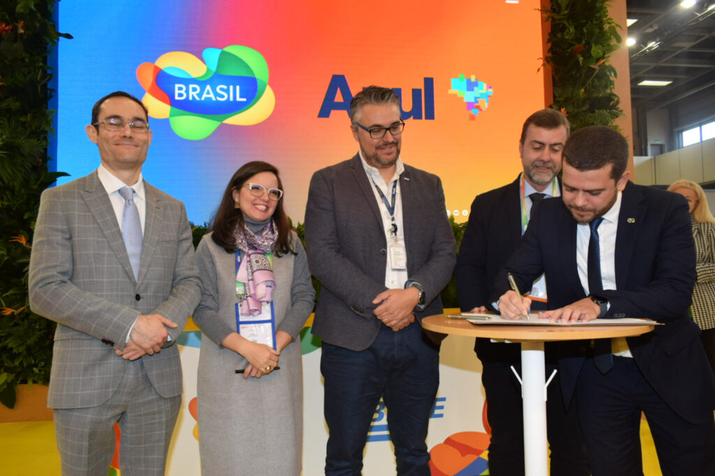A assinatura do acordo contou com a presença dos representantes da Embratur, Azul Linhas aéreas e Embaixada do Brasil na Alemanha