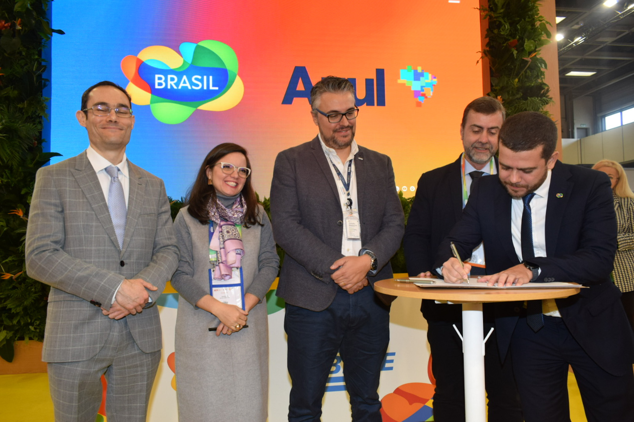 A assinatura do acordo contou com a presença dos representantes da Embratur, Azul Linhas aéreas e Embaixada do Brasil na Alemanha A assinatura do acordo contou com a presença dos representantes da Embratur, Azul Linhas aéreas e Embaixada do Brasil na Alemanha