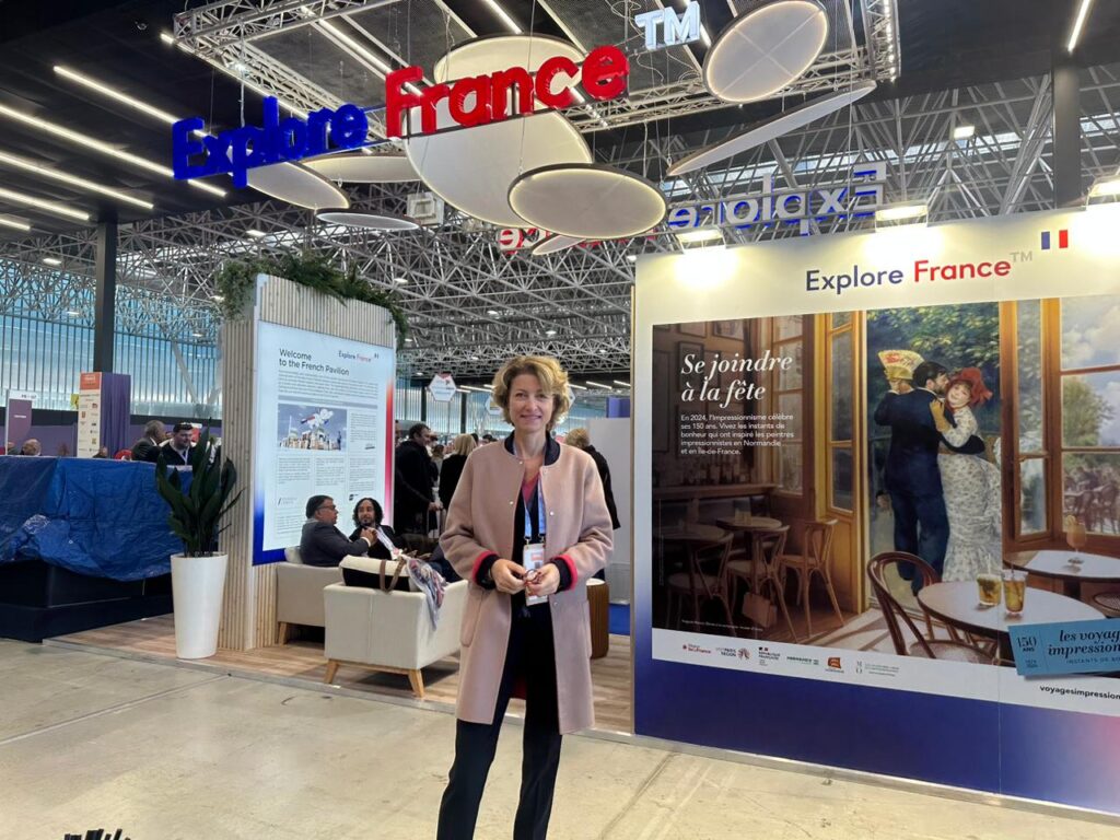 A diretora da Atout France para América do Sul, Caroline Putnoki, no estande do Explore France