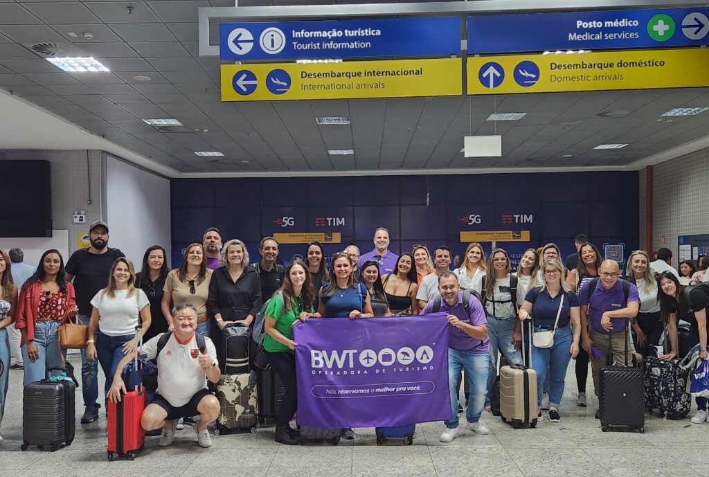 Agentes de viagens do Rio de Janeiro e Rio Grande do Sul desembarcam no Aeroporto Internacional Afonso Pena, em Curitiba