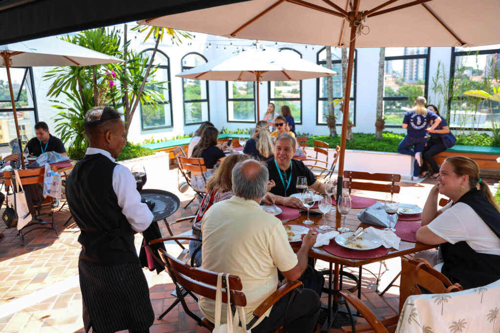 Agentes de viagens durante almoço na sede da Ancoradouro