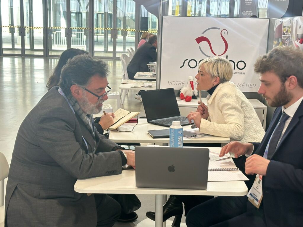 Alexandre Santos, da Tristar Viagens, em reunião durante o evento
