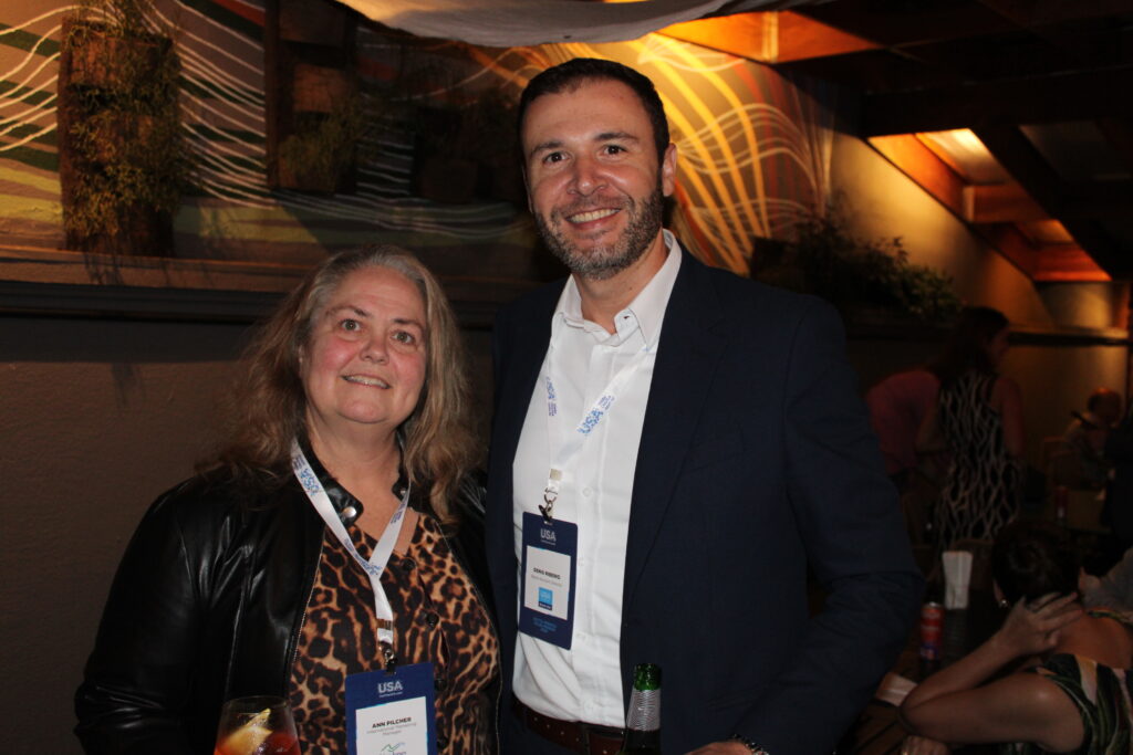 Ann Pilcher, de Nova Jersey, e Denis Ribeiro, da Aviareps