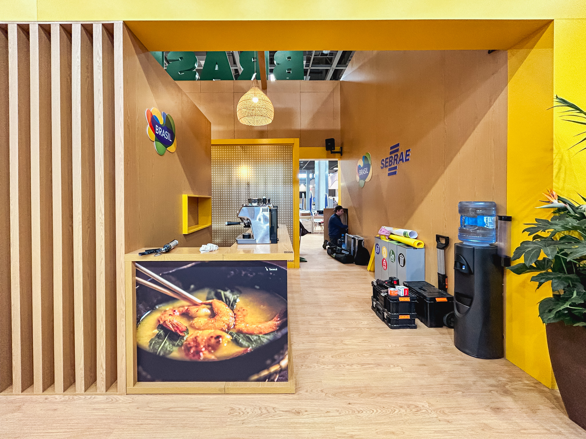 Área de trânsito entre o bar e a sala de reuniões do estande da Embratur Área de trânsito entre o bar e a sala de reuniões do estande da Embratur