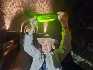 Ari Portugal confere a levadura nas garrafas de espumante Cave em túnel ferroviário, um destino diferenciado no Paraná; veja fotos