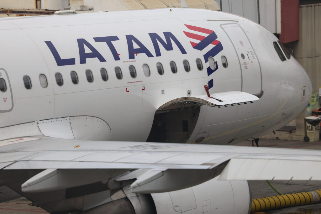 Latam registra volume superior ao pré-pandemia em pousos e decolagens internacionais em São Paulo Latam registra volume superior ao pré-pandemia em pousos e decolagens internacionais em São Paulo