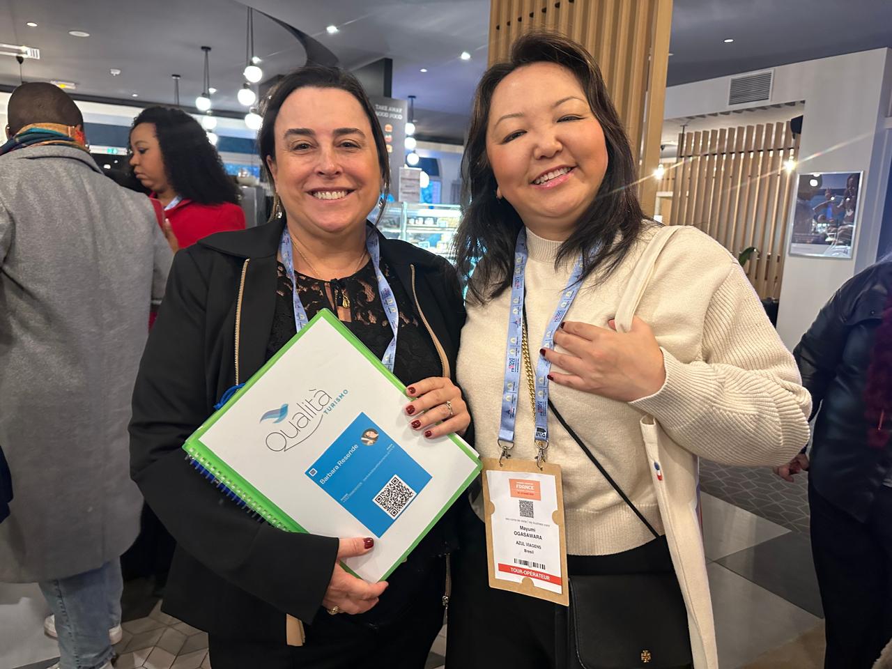 Barbara Resende, da Qualita Turismo, com Mayumi Ogasawara, da Azul Barbara Resende, da Qualita Turismo, com Mayumi Ogasawara, da Azul