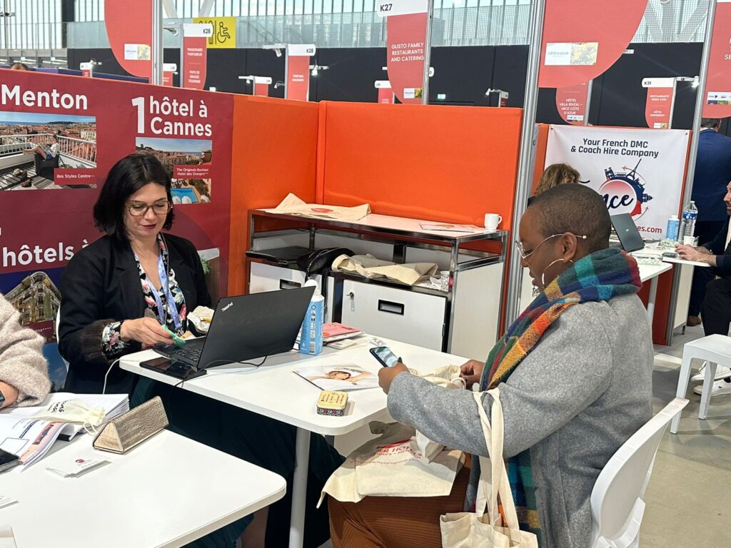 Beatriz Alves, da Atout France, trabalhando durante o Rendez-vous