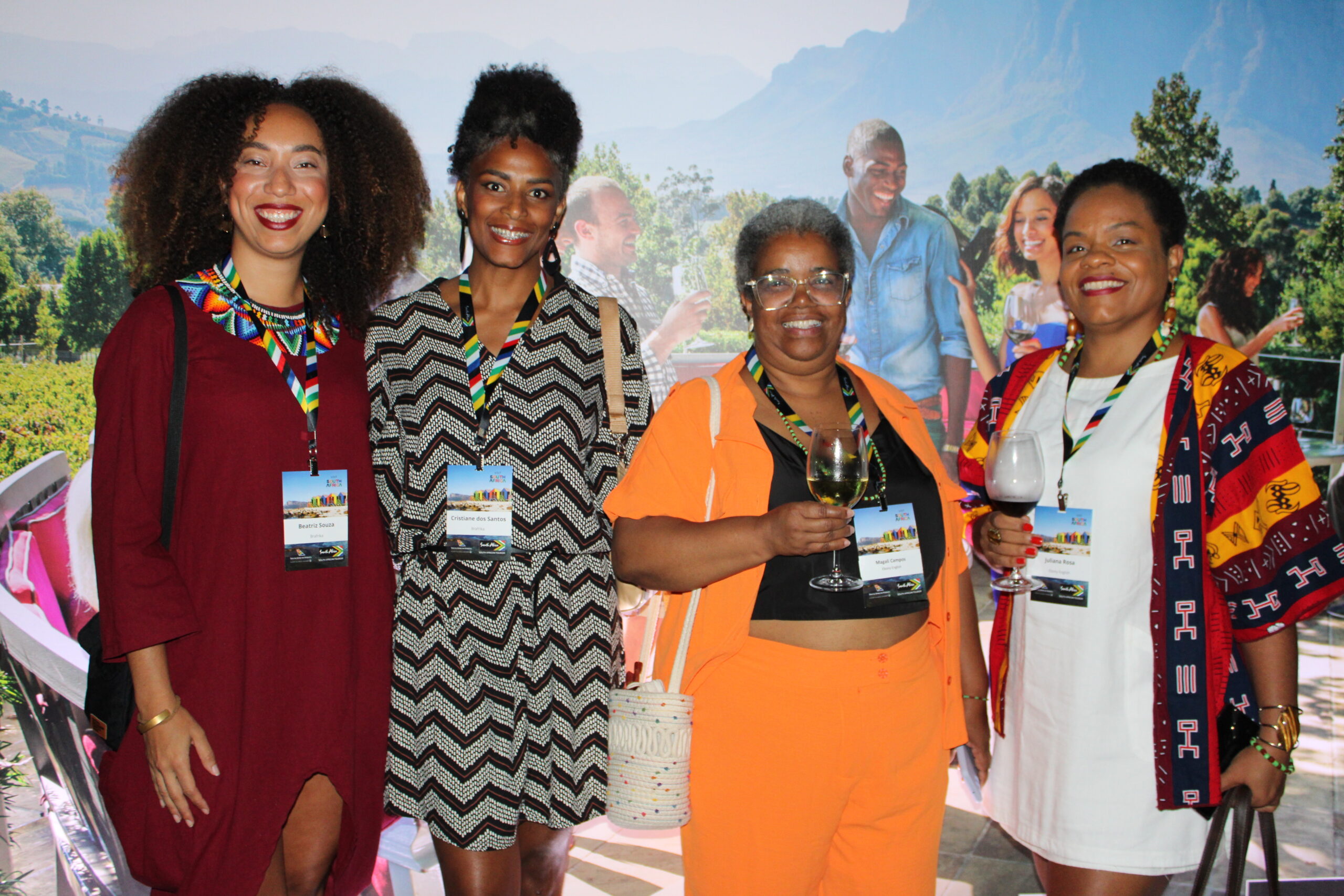 Beatriz Souza e Cristiane dos Santos, da Brafika, com Magali Campos e Juliana Rosa, da Ebony English Beatriz Souza e Cristiane dos Santos, da Brafika, com Magali Campos e Juliana Rosa, da Ebony English