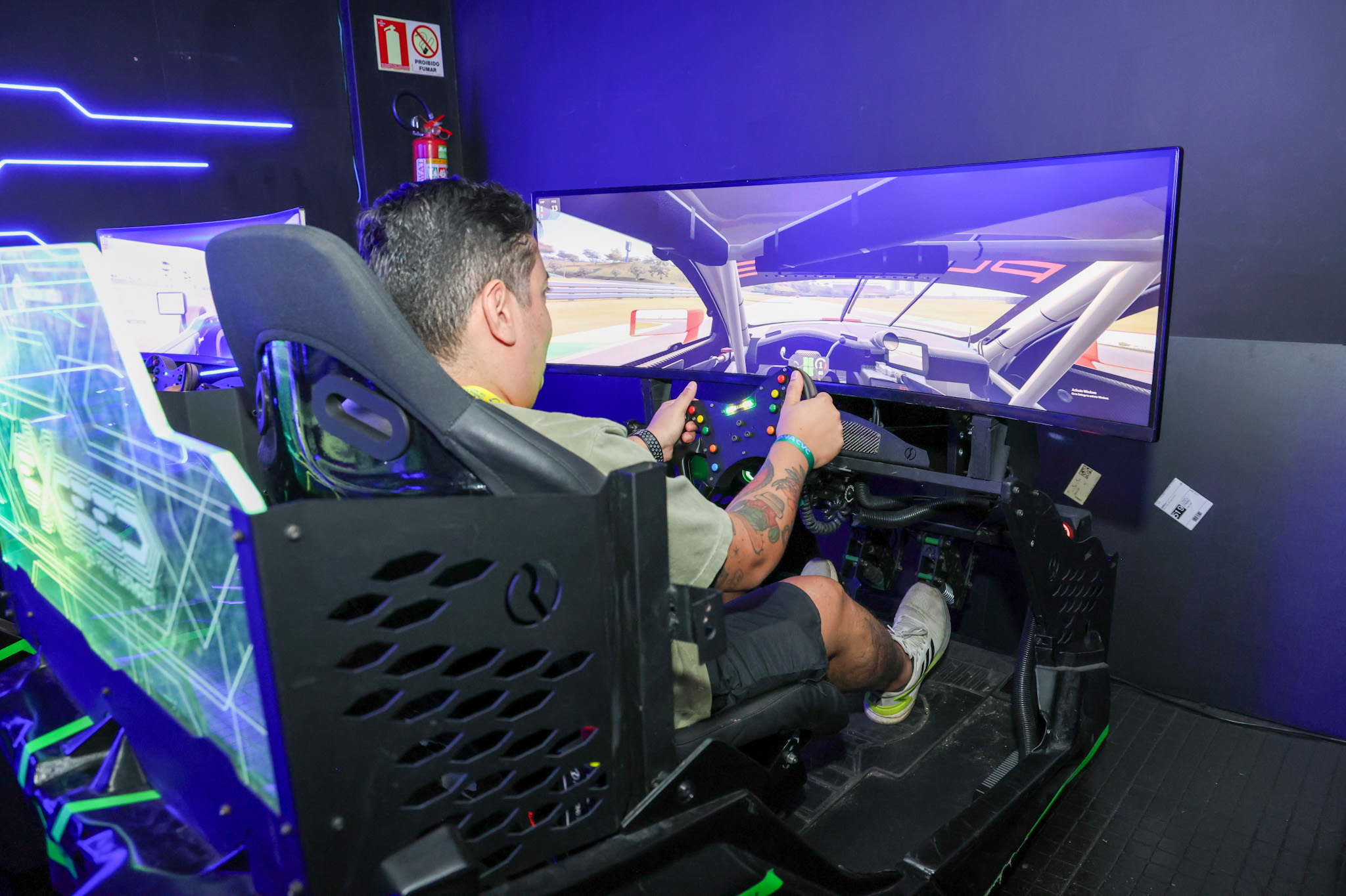 Bruno Alves, da CVC Monte Mor-SP, no simulador da Exceed