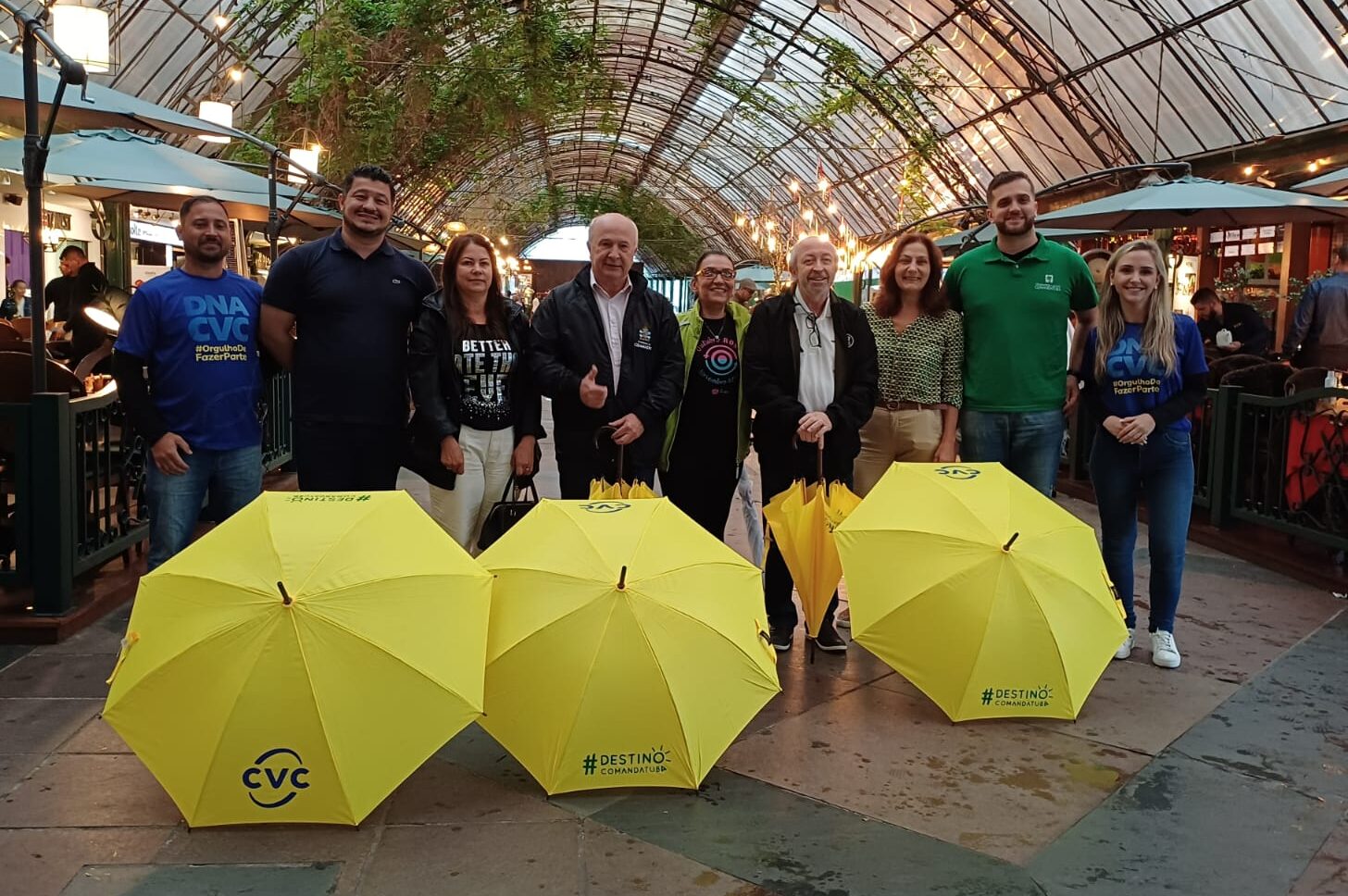 CVC entrega doacao e1709676919687 CVC doa 140 guardas-chuvas personalizados da Convenção de Vendas em Gramado