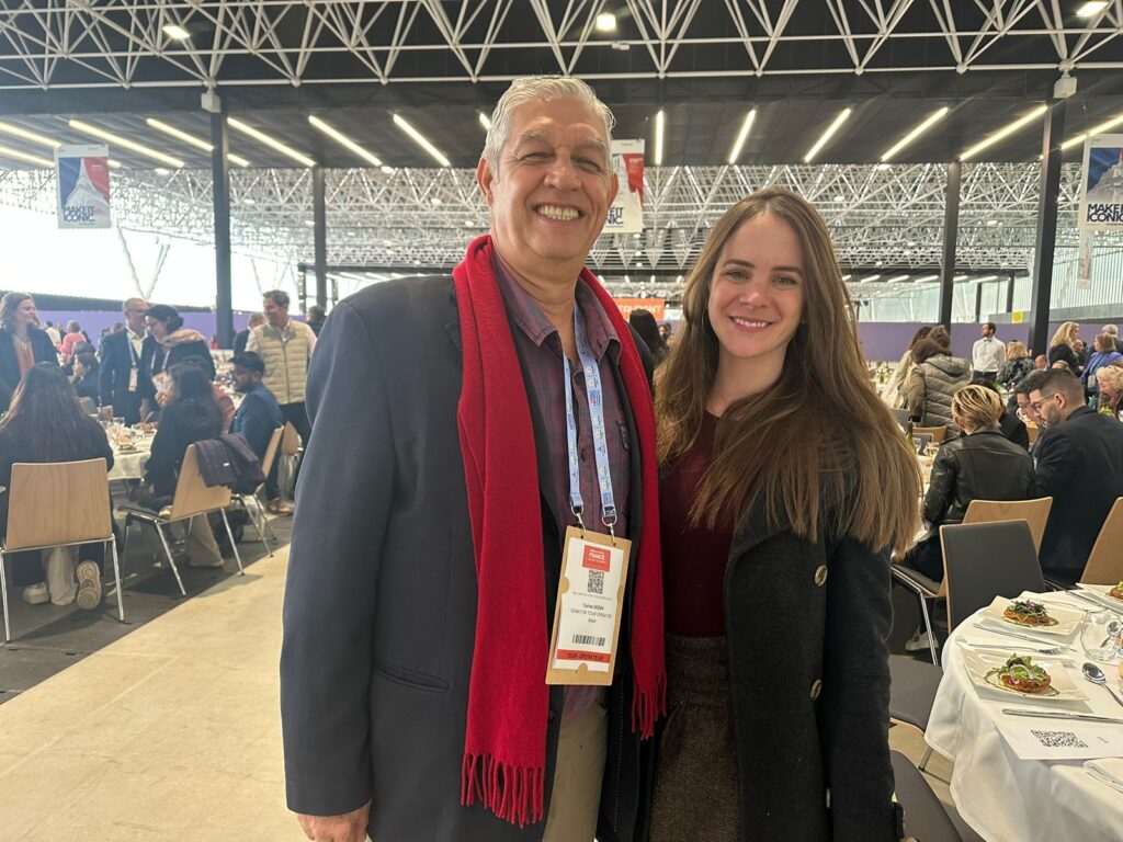 Carlos Dezen, da Senator Tour, com Rafaella Farias, da Companhia Bateaux Mouches