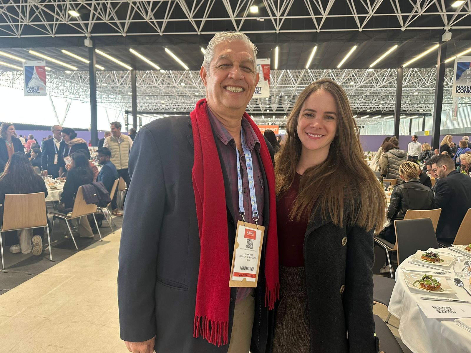Carlos Dezen, da Senator Tour, com Rafaella Farias, da Companhia Bateaux Mouches