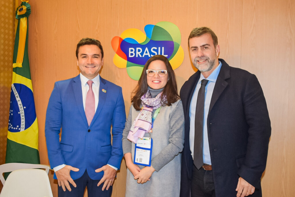 Celso Sabino, ministro do Turismo com Jaqueline Gil, diretora de Marketing da Embratur e Marcelo Freixo, presidente da Embratur