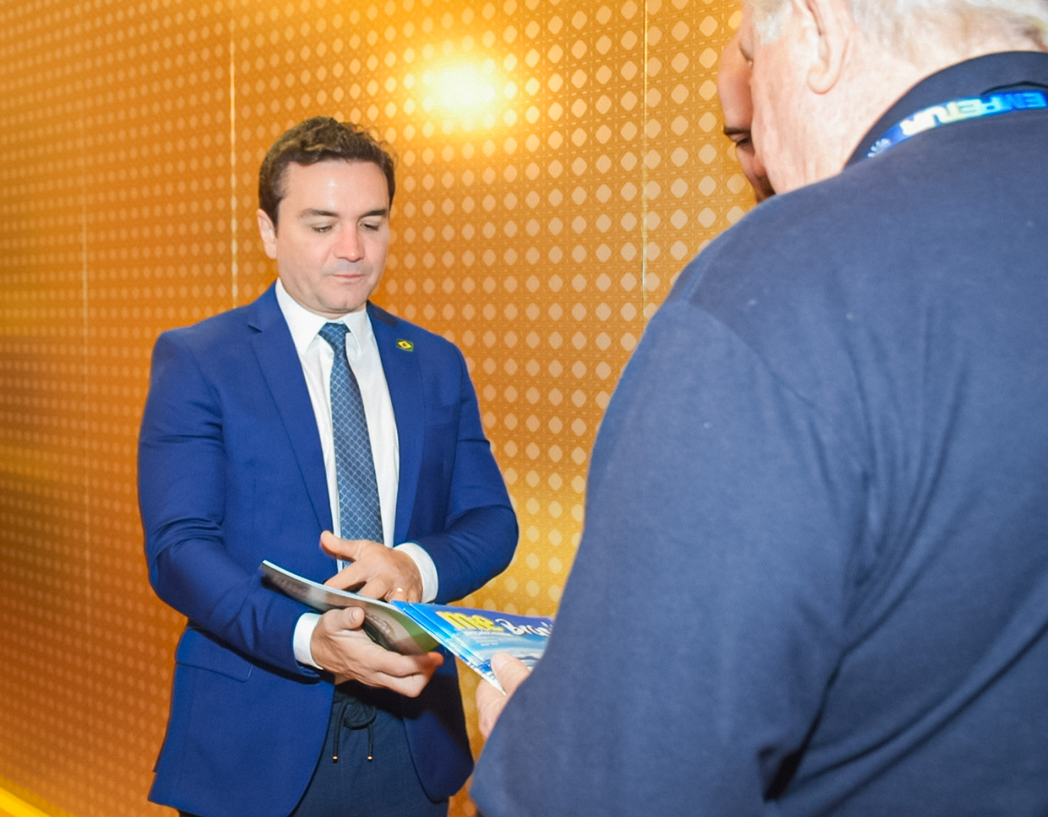 Celso Sabino, ministro do Turismo, com a revista do M&E Celso Sabino, ministro do Turismo, com a revista do M&E
