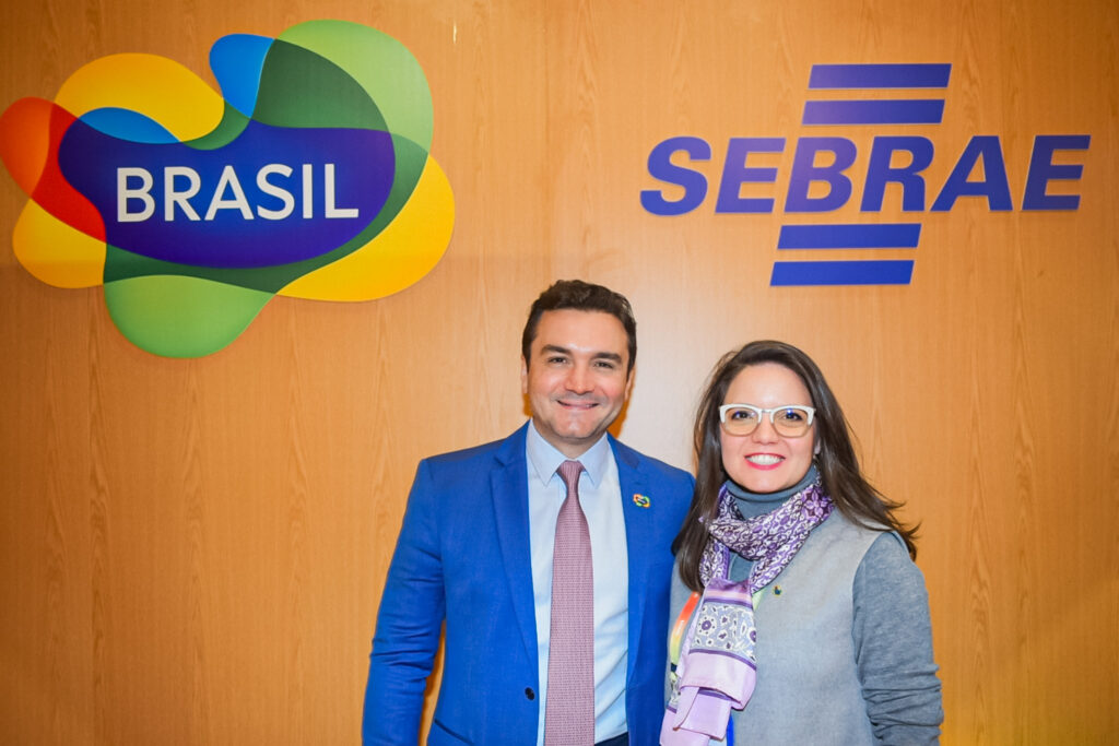 Celso Sabino, ministro do Turismo e Jaqueline Gil, diretora de Marketing da Embratur
