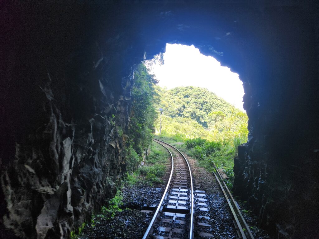 Cerca de 40 túneis cortam a serra e dão passagem ao Serra Verde Express