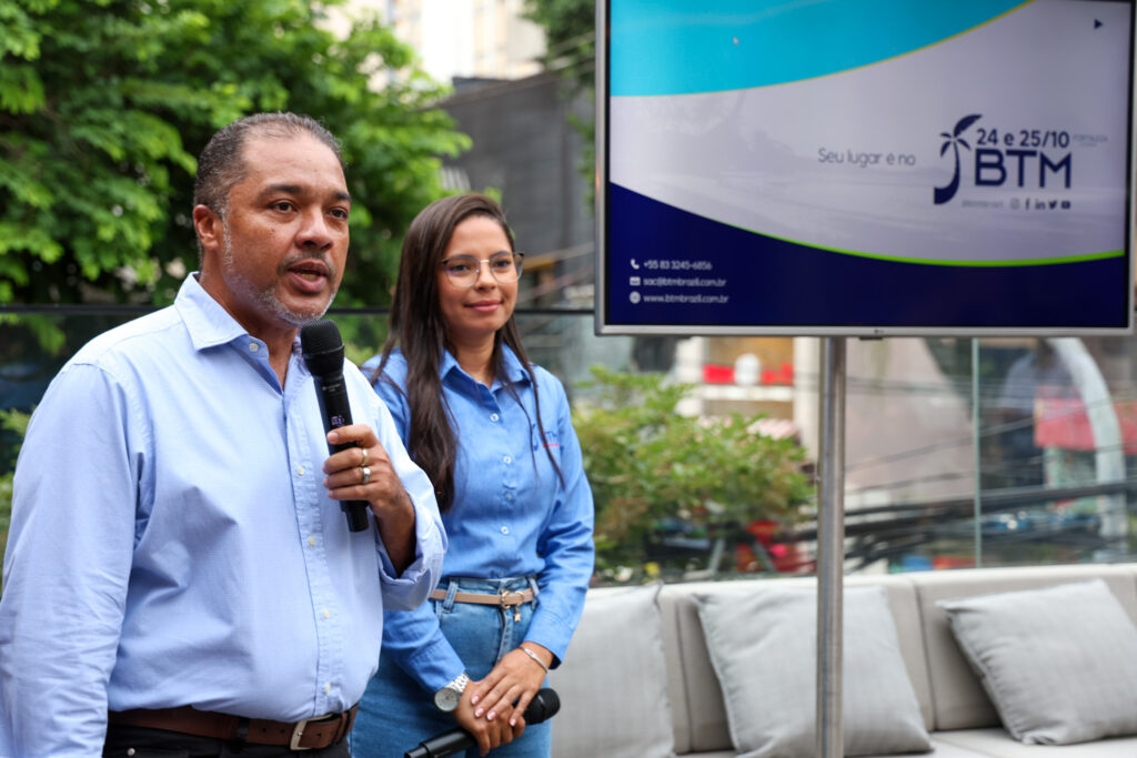 Claudio Junior e Alana Silva da BTM BTM 2024 destaca vantagens para fornecedores e destinos internacionais em São Paulo; fotos