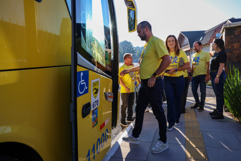 Colaboradores da CVC embarcam no ônibus para o primeiro dia de Convenção