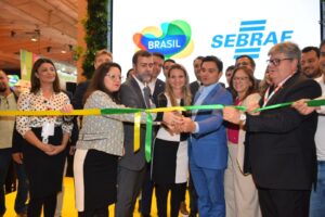 Corte da Fita no estande do Brasil na BTL