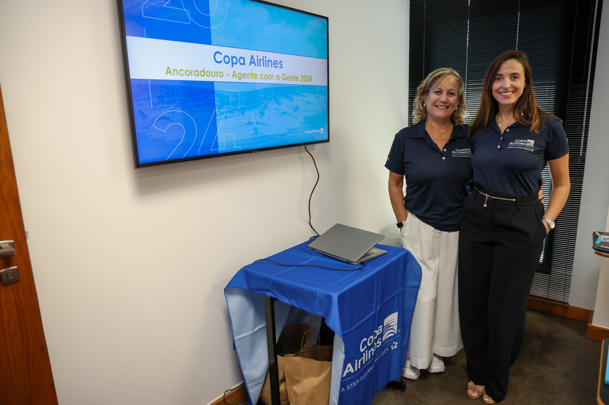 Cristiane Cortizo e Karina Nascimento, da Copa Airlines Cristiane Cortizo e Karina Nascimento, da Copa Airlines
