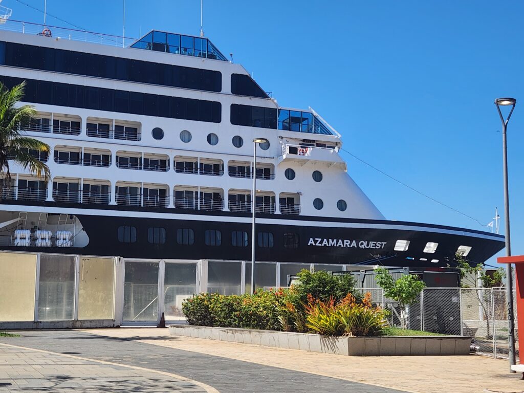 Cruzeiro Azamara Quest atracado no píer